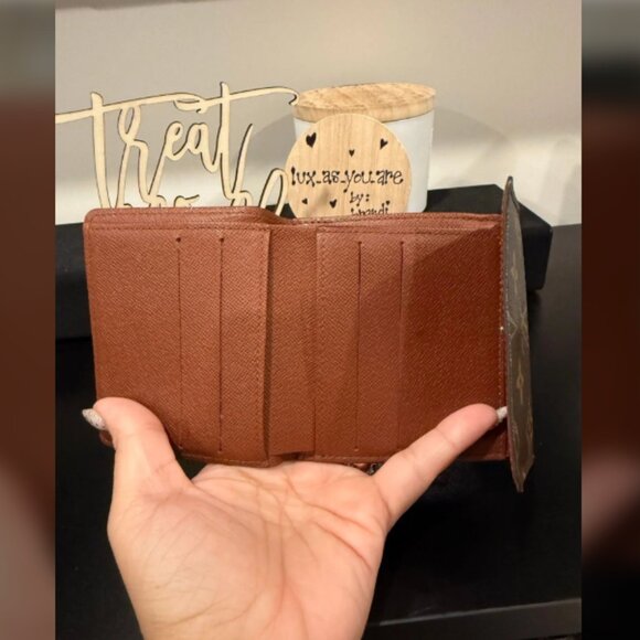 LV015. Louis Vuitton, Monogram, Elise, Bi-fold Wallet - Picture 3 of 5